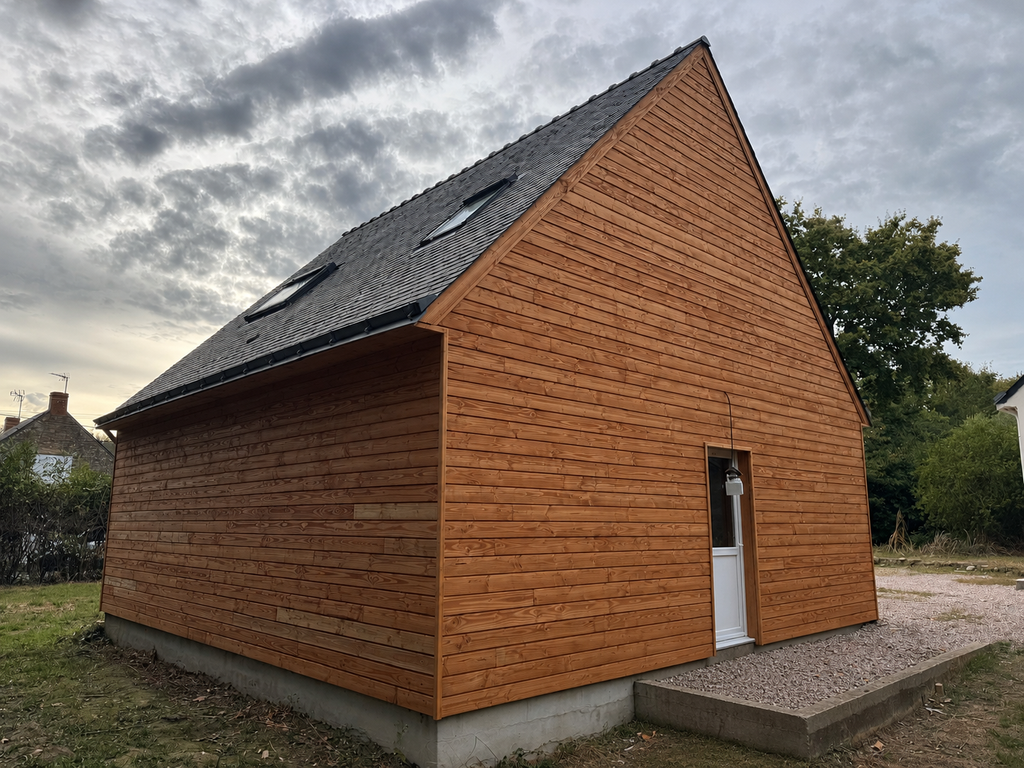 [Avant/Après] Rénovation complète d’un bardage à Camoël avec un bardage en Douglas naturel